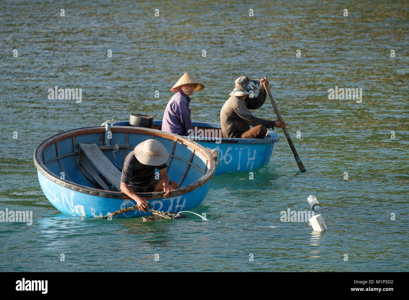 Cham Isola Pescatori coracle tradizionale cestello rotondo barche da pesca, Quang Nam, Vietnam, Indocina, Asia sud-orientale, Asia Foto Stock