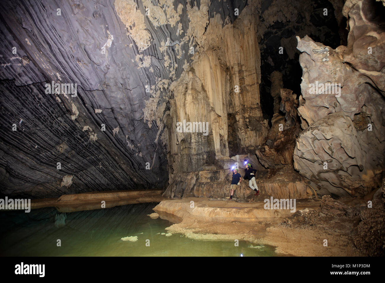 Speleologi in Hang Roc (Ruc Mon) grotta di Phong Nha, Quang Binh, Vietnam, Indocina, Asia sud-orientale, Asia Foto Stock