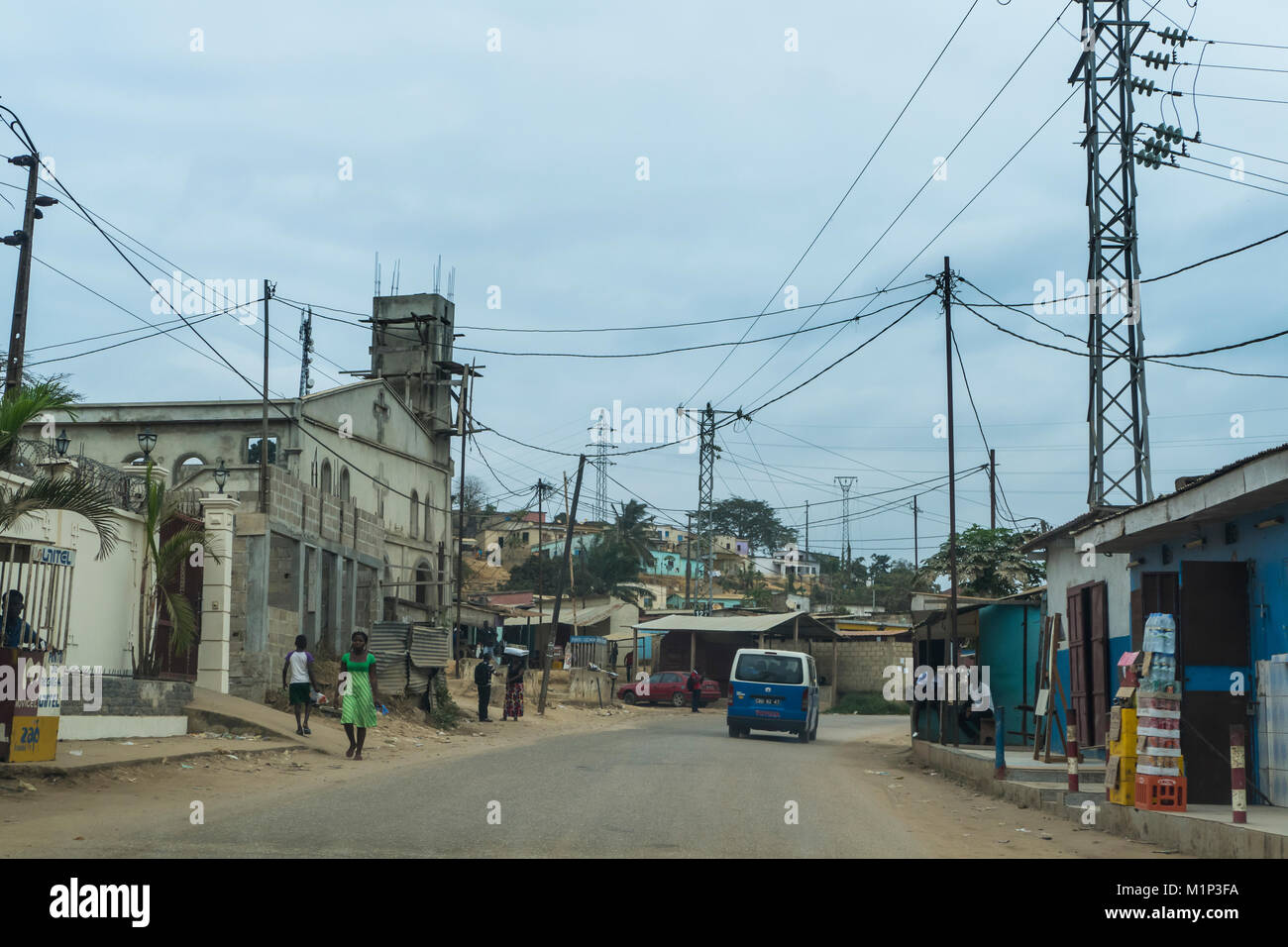 Scena di strada nella città di Cabinda, Angola, Africa Foto Stock