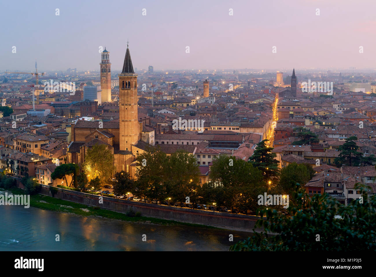 Città al crepuscolo visto da Castel San Pietro, Verona, Veneto, Italia, Europa Foto Stock