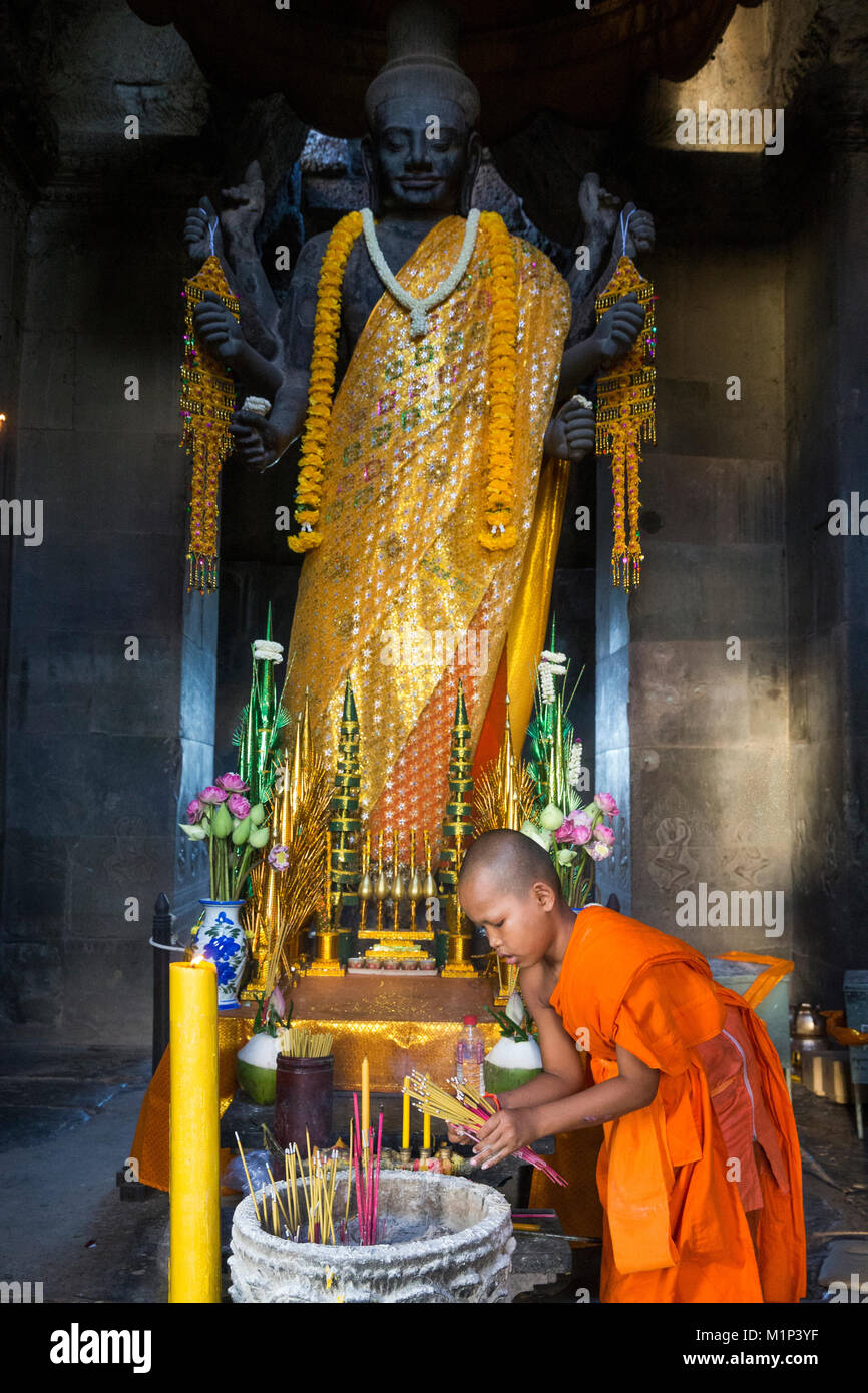 Monaco novizio e Vishnu statua, Angkor Wat, Sito Patrimonio Mondiale dell'UNESCO, Siem Reap, Cambogia, Indocina, Asia sud-orientale, Asia Foto Stock