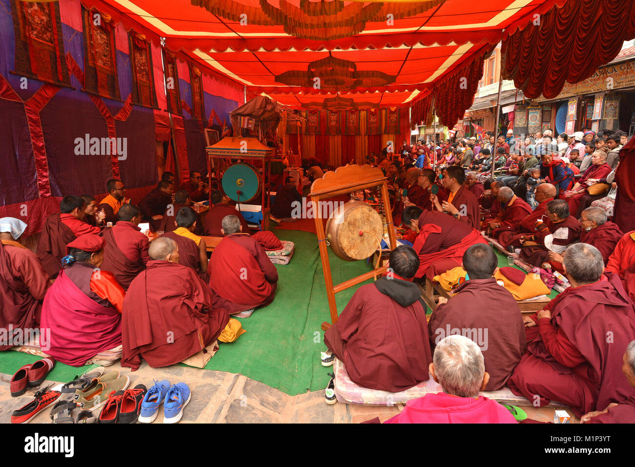 Monaci Tibetani di eseguire rituali, Nepal, Asia Foto Stock