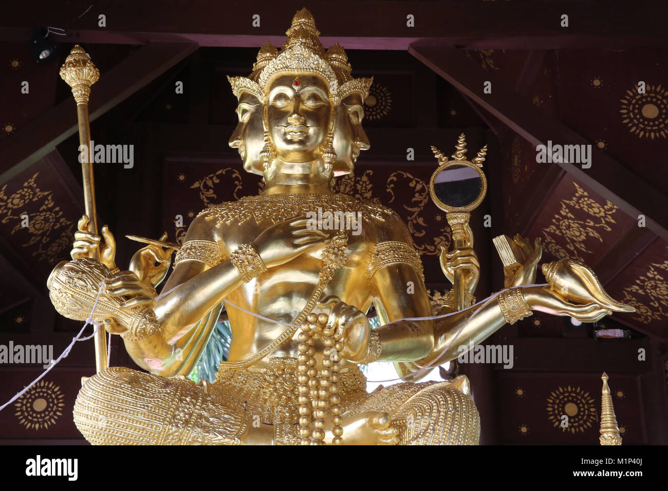 Brahma statua in Wat Chai Mongkhon, Chiang Mai, Thailandia, Sud-est asiatico, in Asia Foto Stock