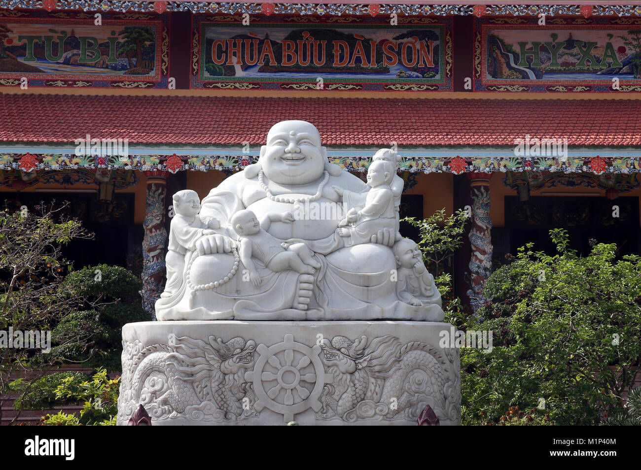 Statua del Buddha Sorridente, il dio cinese di felicità, di ricchezza e di fortuna, Chua Bu Dai figlio Pagoda buddista, Danang, Vietnam, Indocina, Asia Foto Stock