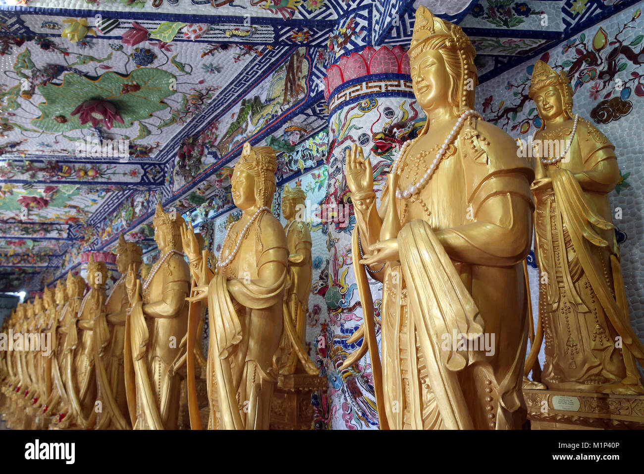 Statua di Quan Am, il Bodhisattva della compassione (dea della misericordia), Linh Phuoc Pagoda buddista, Dalat, Vietnam, Indocina, Asia sud-orientale, Asia Foto Stock