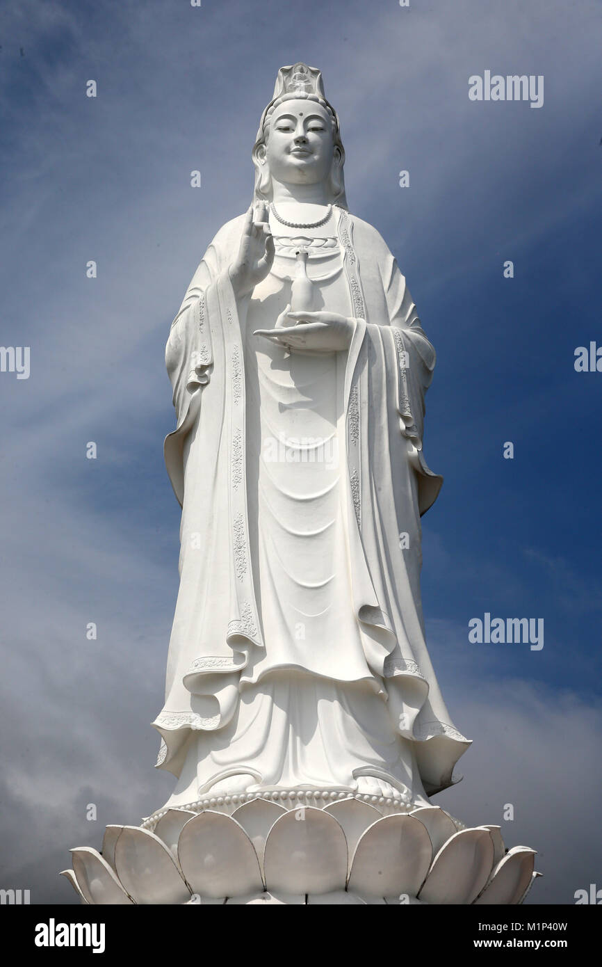 Statua gigante 67m di altezza di Quan Am, il Bodhisattva della compassione (dea della misericordia), Linh Ung Pagoda buddista, Danang, Vietnam, Indocina, sud-est asiatico Foto Stock