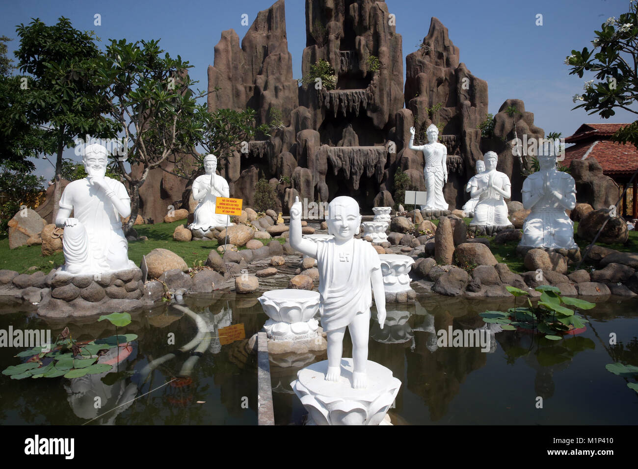 Statua del Principe Siddharta Gautama, il Buddha, come un bambino, Chua Thien Lam andare Pagoda di Tay Ninh, Vietnam, Indocina, Asia sud-orientale, Asia Foto Stock