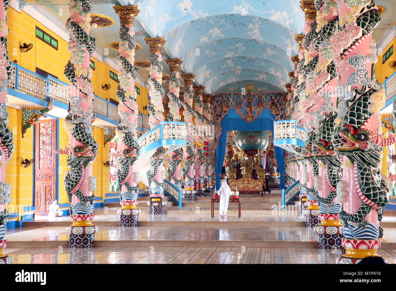 Interno del Gran Tempio Cao Dai ornato di colonne di drago, Tay Ninh, Vietnam, Indocina, Asia sud-orientale, Asia Foto Stock
