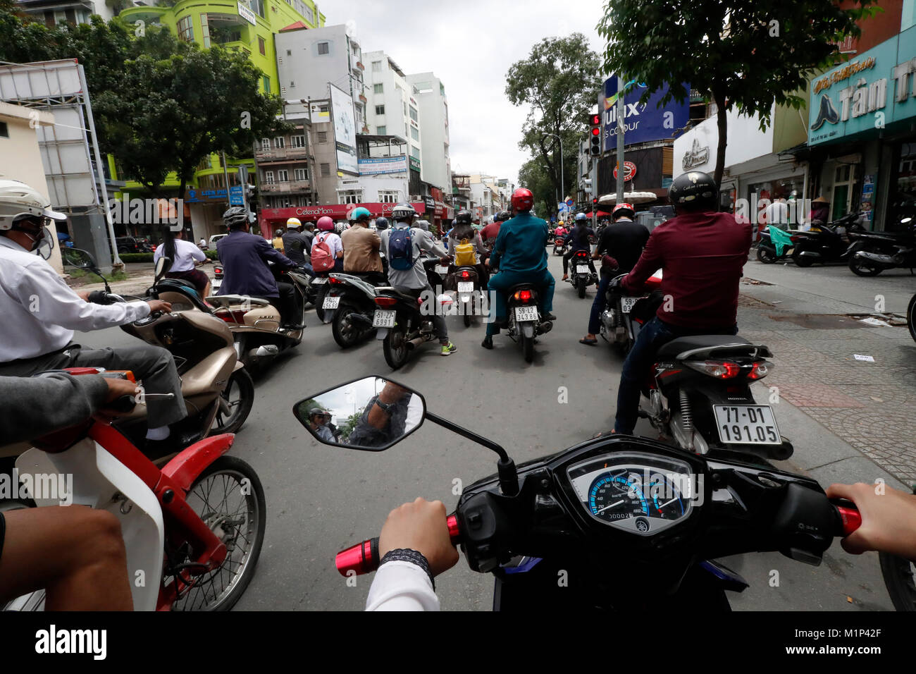Popolo vietnamita in moto in traffico, Ho Chi Minh City, Vietnam, Indocina, Asia sud-orientale, Asia Foto Stock