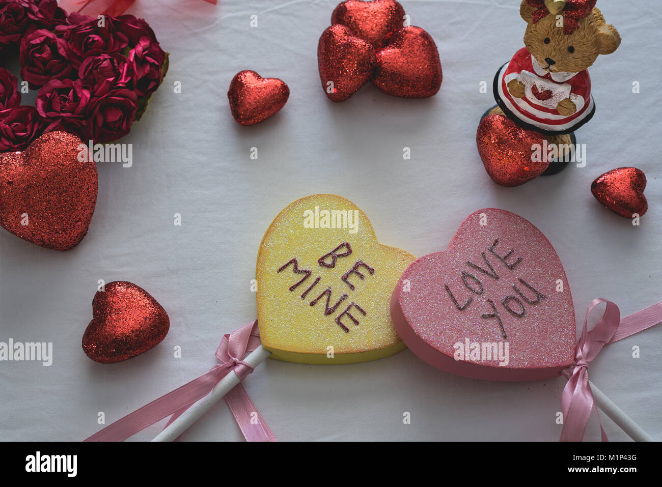 L amore è e deve essere la mente cuori display insieme con altri cuori e un orso. Foto Stock