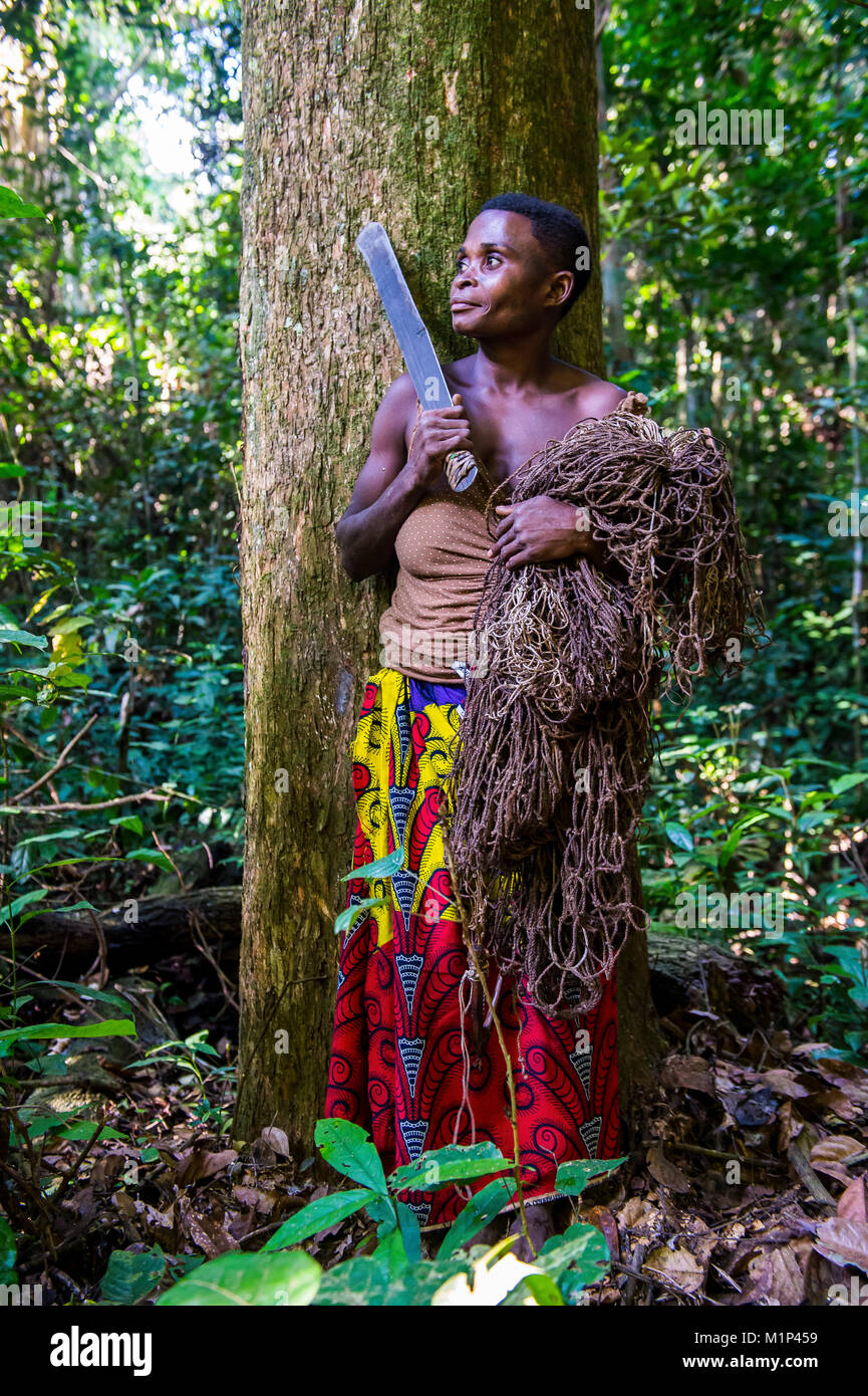 Pigmei Baka donna caccia nella giungla in Dzanga-Sangha riserva speciale, Sito Patrimonio Mondiale dell'UNESCO, Repubblica Centrafricana, Africa Foto Stock