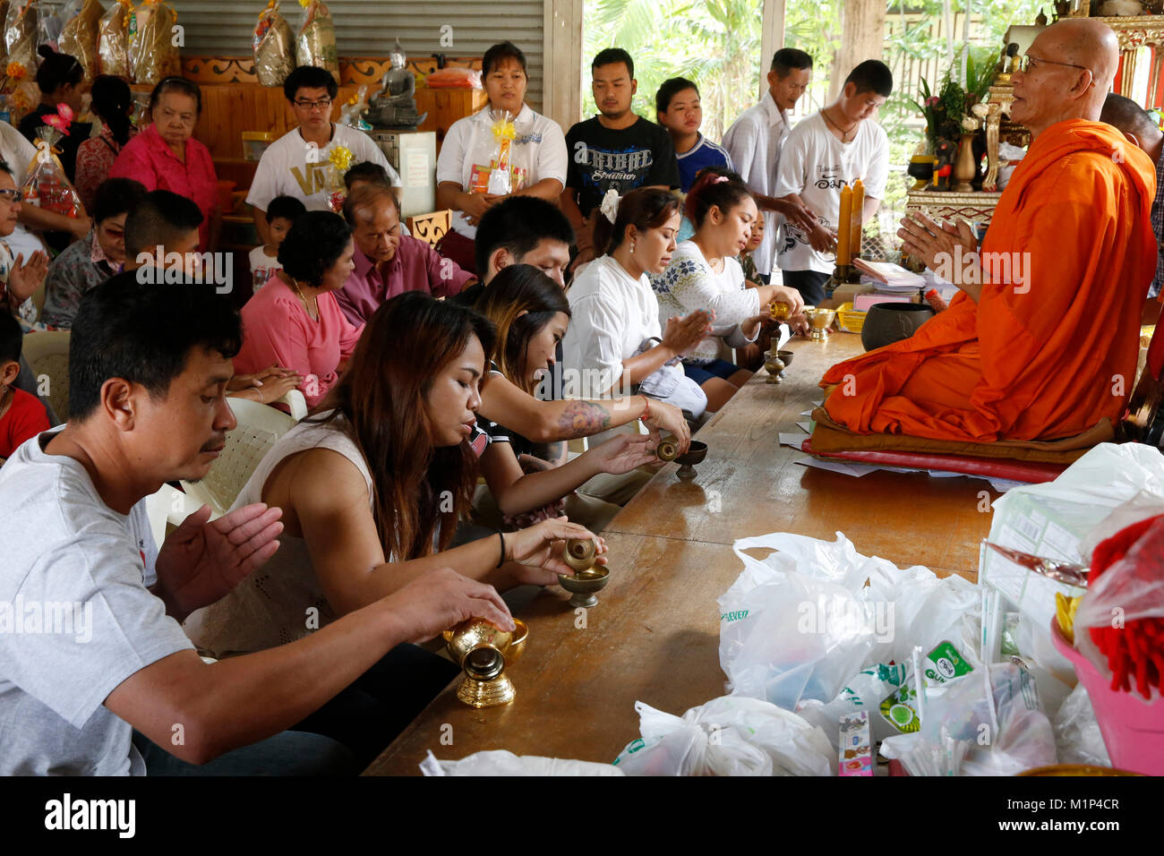 Puja, Khao Pansa celebrazione presso Wat Ampharam, Hua Hin, Thailandia, Sud-est asiatico, in Asia Foto Stock