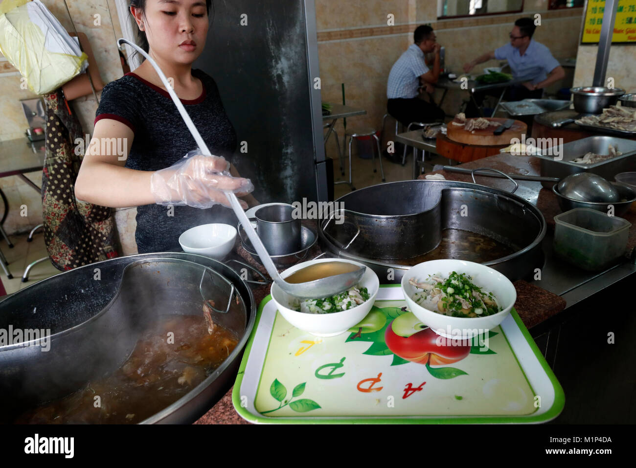 Tradizionale vietnamita pho zuppa di noodle al ristorante, Ho Chi Minh City, Vietnam, Indocina, Asia sud-orientale, Asia Foto Stock