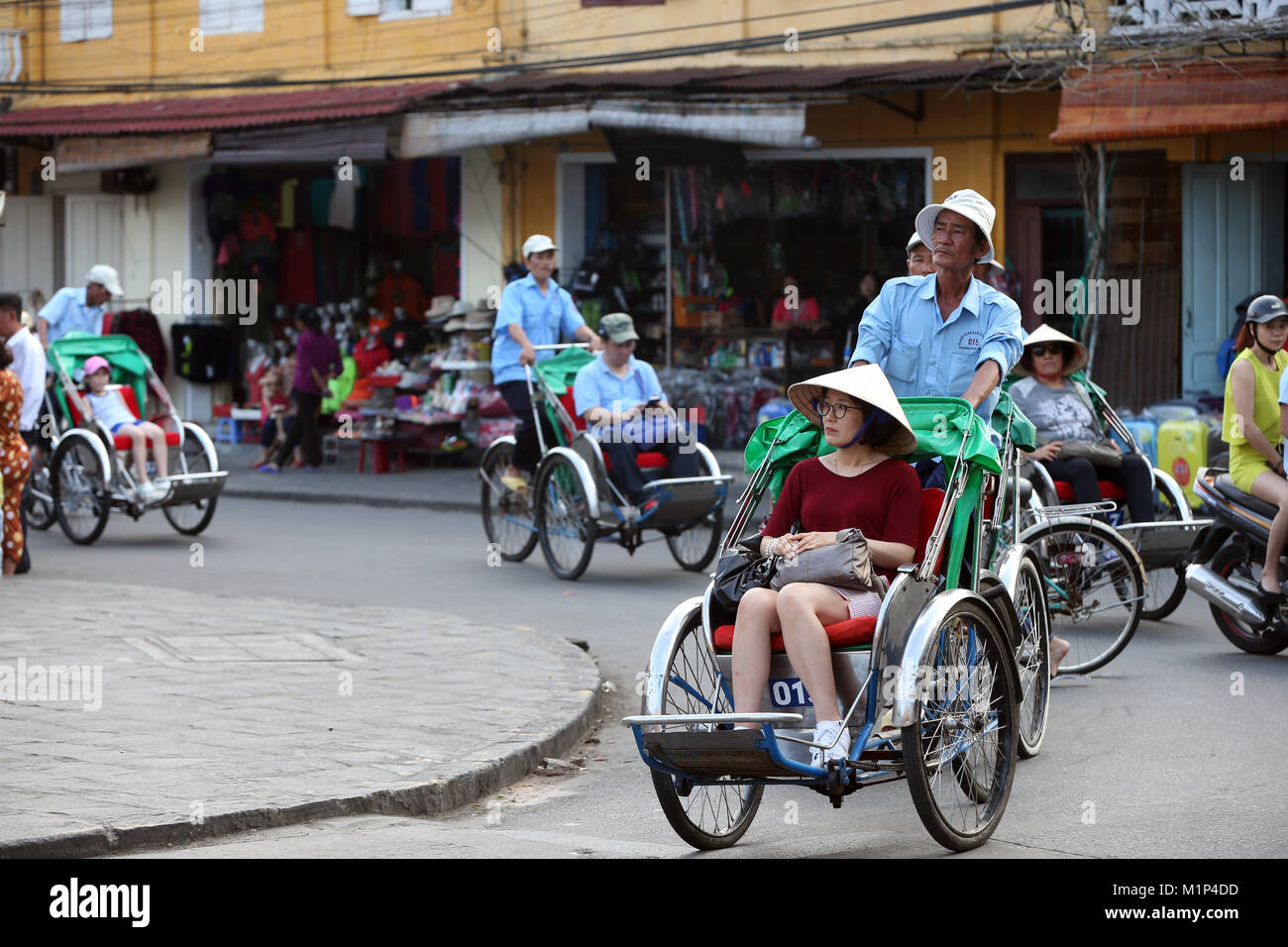 Trasporto in cyclo, Vietnamita pedicab, Hoi An, Vietnam, Indocina, Asia sud-orientale, Asia Foto Stock