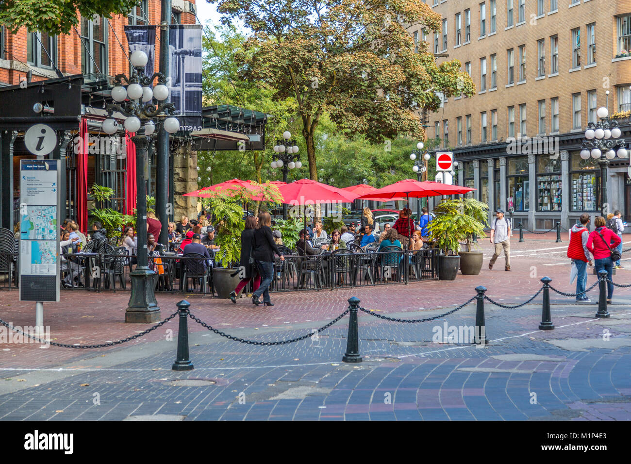 La caffetteria e il bar in acero piazza di Gastown, Vancouver, British Columbia, Canada, America del Nord Foto Stock