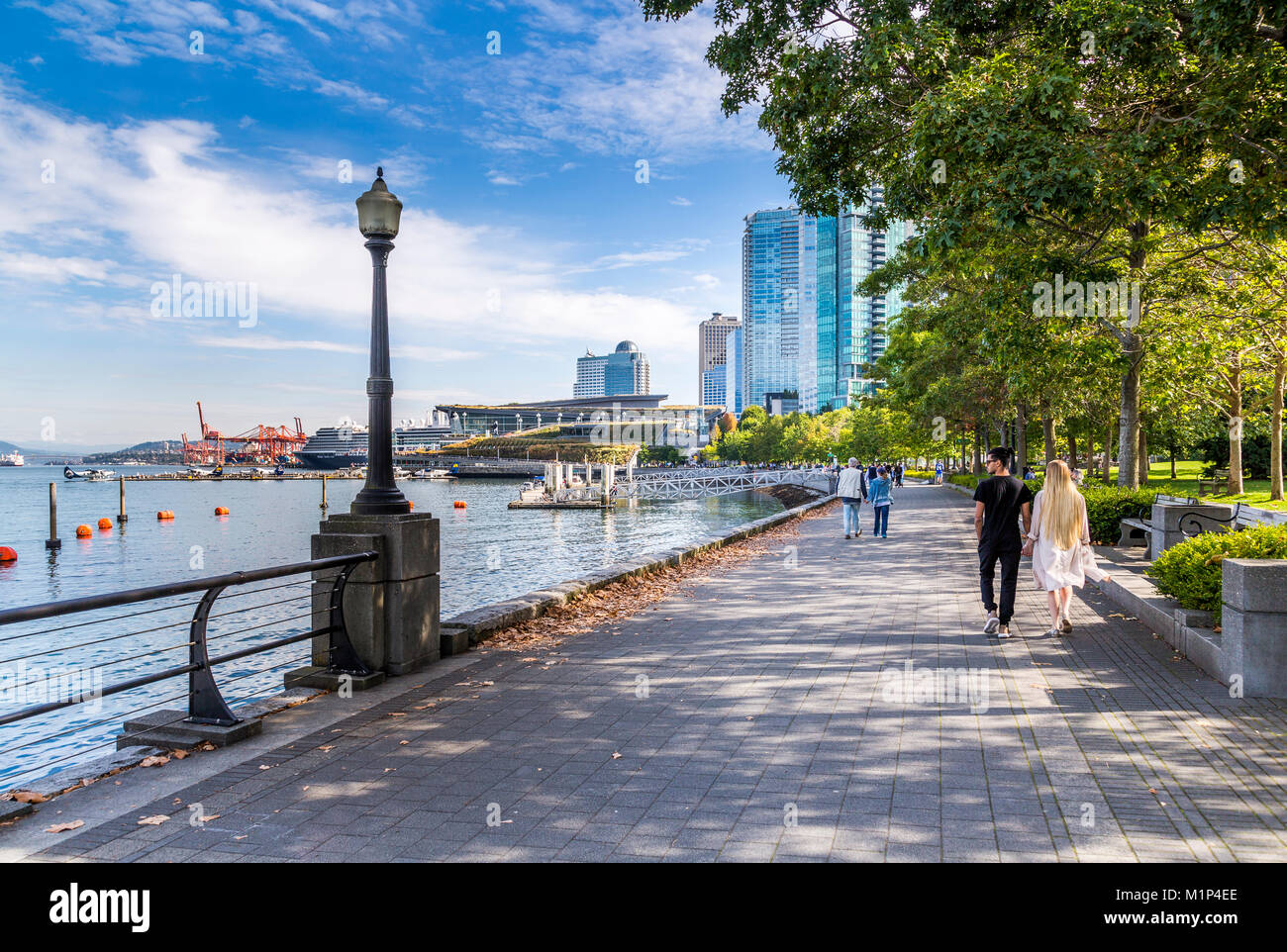 Parete di mare a piedi affacciato sul porto di Vancouver vicino al centro congressi, Vancouver, British Columbia, Canada, America del Nord Foto Stock