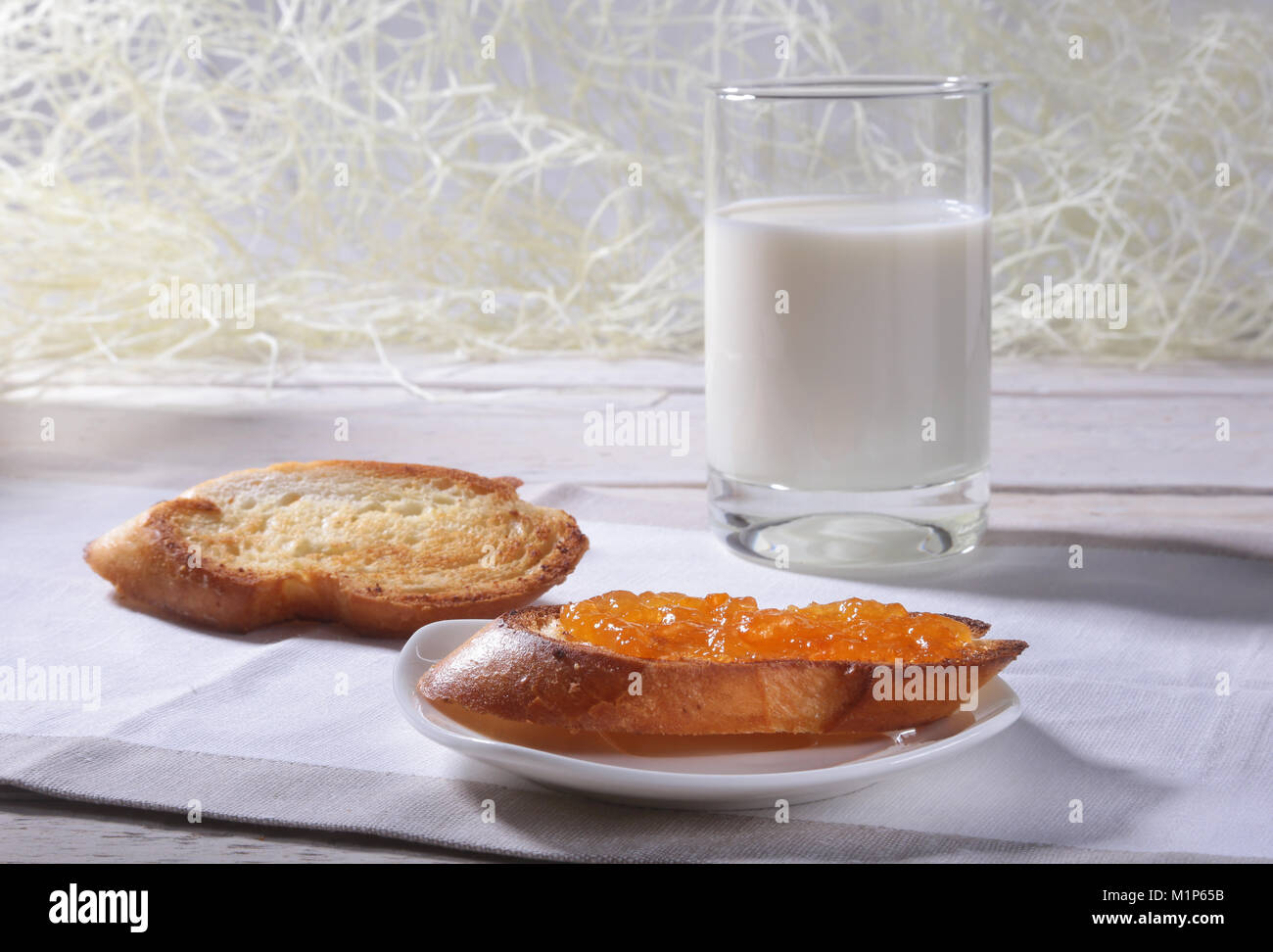 La Colazione Del Mattino Insieme Con Orange Marmellata Sul Pane Tostato E Latte In Vetro Foto Stock Alamy
