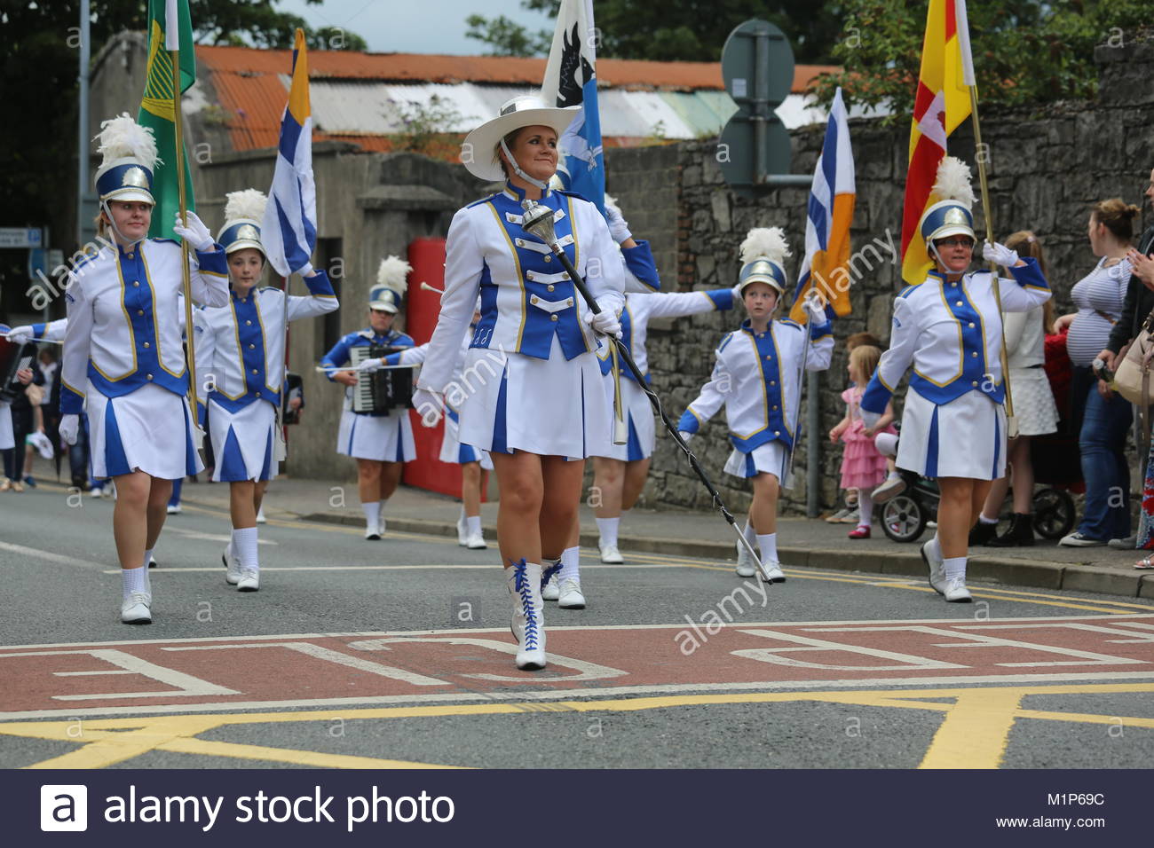Una marching band in unifrom marche attraverso le strade di Sligo nel giorno finale di un festival di musica irlandese, il Fleadh Cheoil. Foto Stock