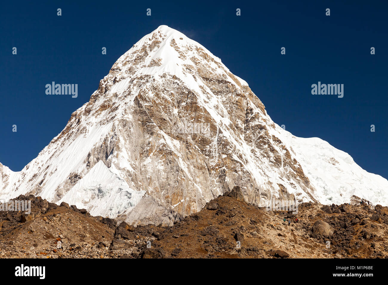 Pumori picco di montagna, Himalaya mountain range, Everest regione, Nepal, Asia Foto Stock