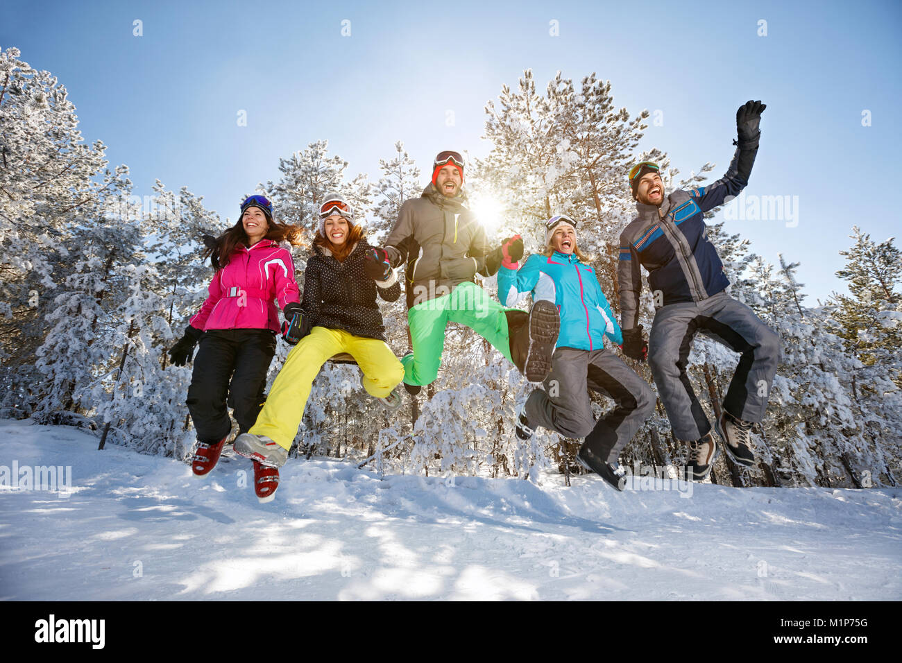 Un gruppo di giovani in salto sulla neve Foto Stock