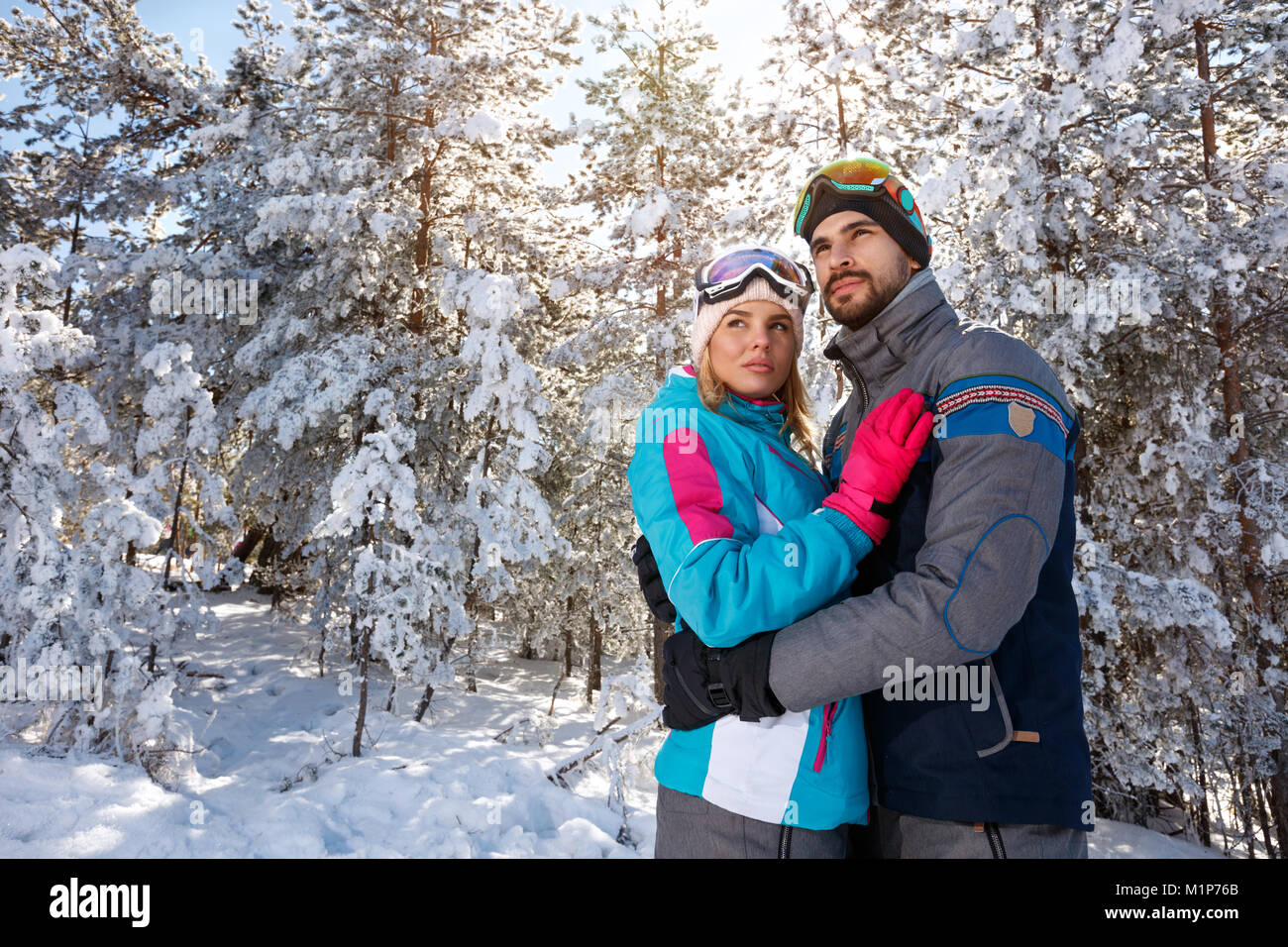 Giovane donna e uomo nella foresta in inverno Foto Stock