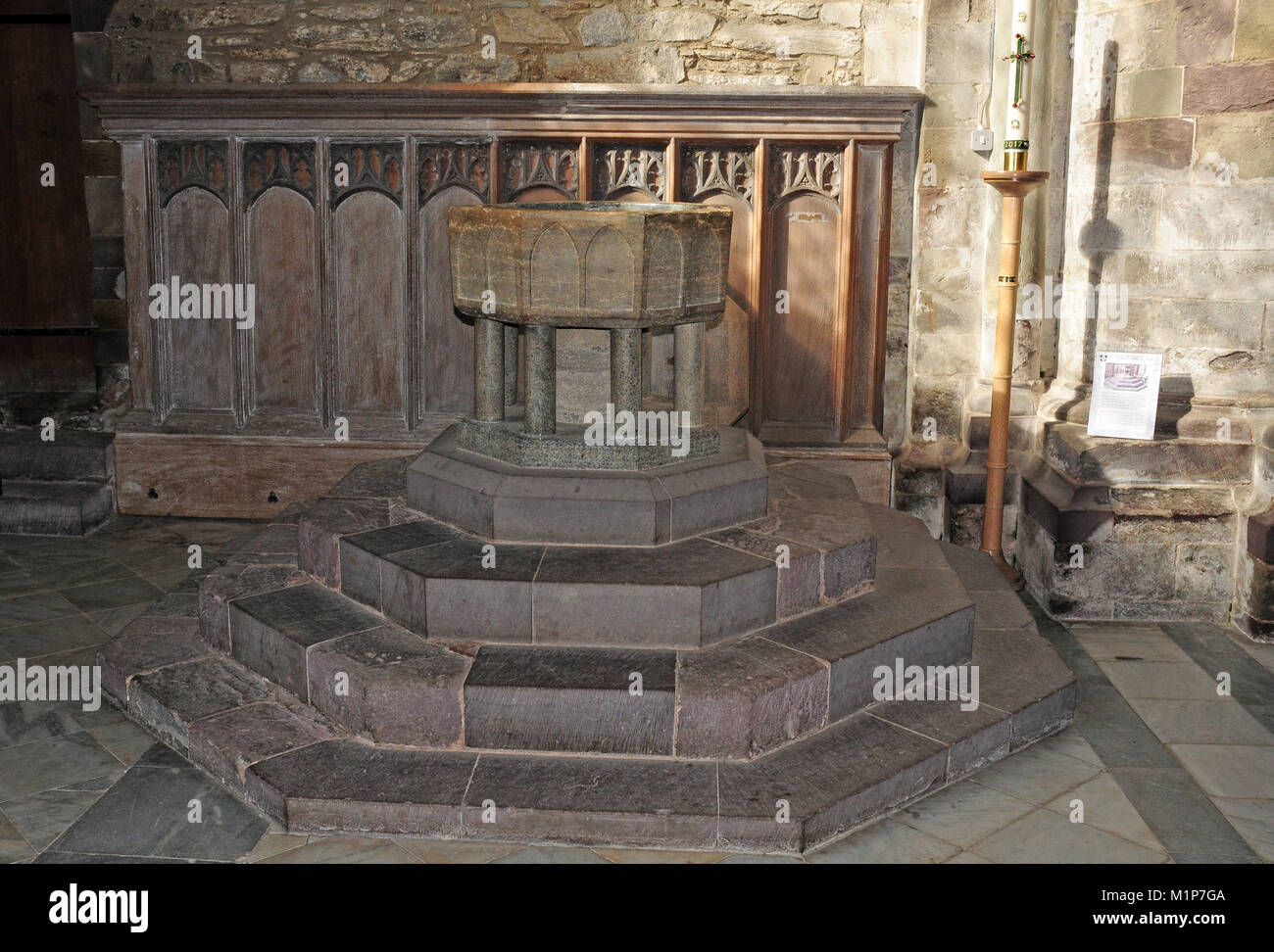 Il fonte battesimale in St David's Cathedral, Pembrokeshire. Foto Stock
