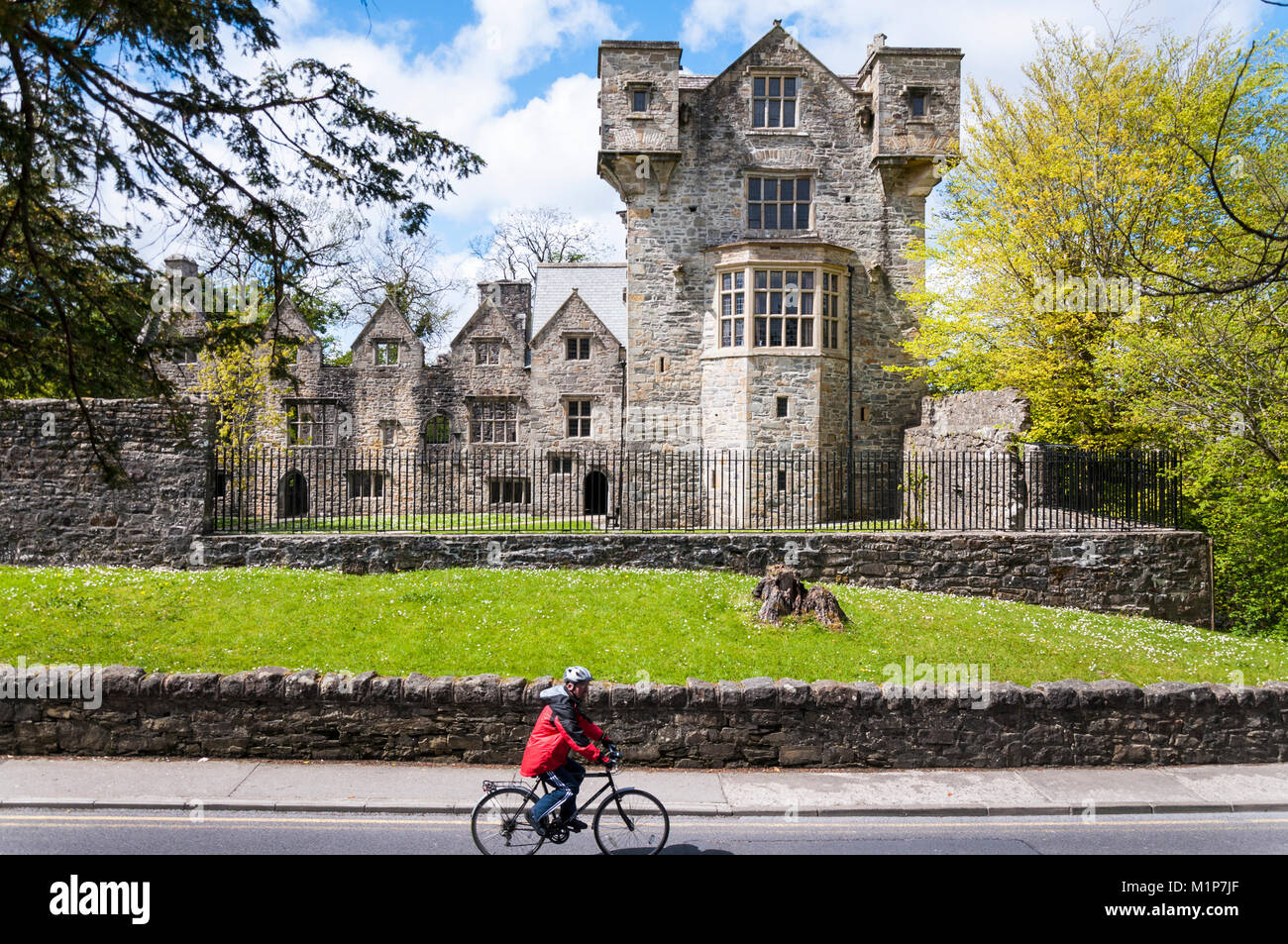 Castello di Donegal e il ciclista dal fiume Eske, Donegal Town, Irlanda Foto Stock