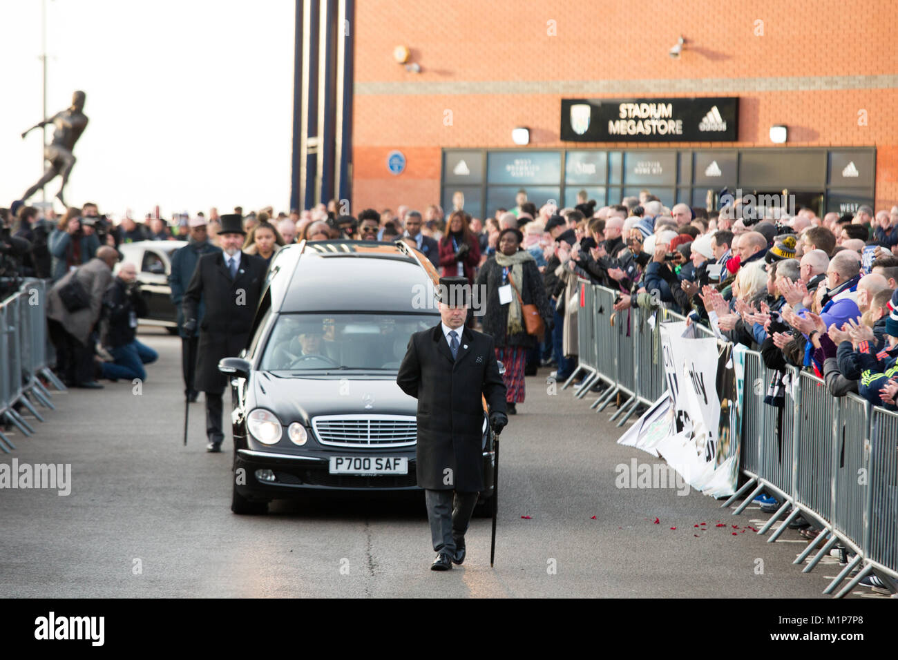 Il Funerale di funebre Cyrille Regis visite il West Bromwich Football Stadium prima un memoriale di servizio a terra. Foto Stock