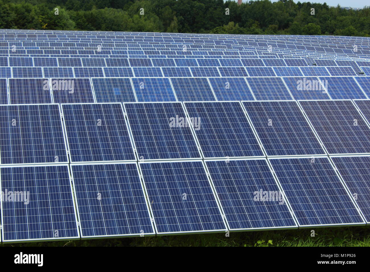 I pannelli solari di un impianto fotovoltaico Foto Stock