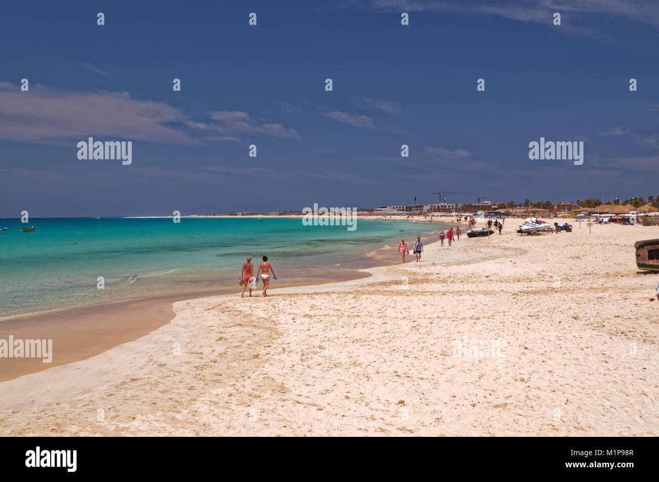 Vacanzieri Passeggiando Sulla Bella Spiaggia Di Sabbia Dell