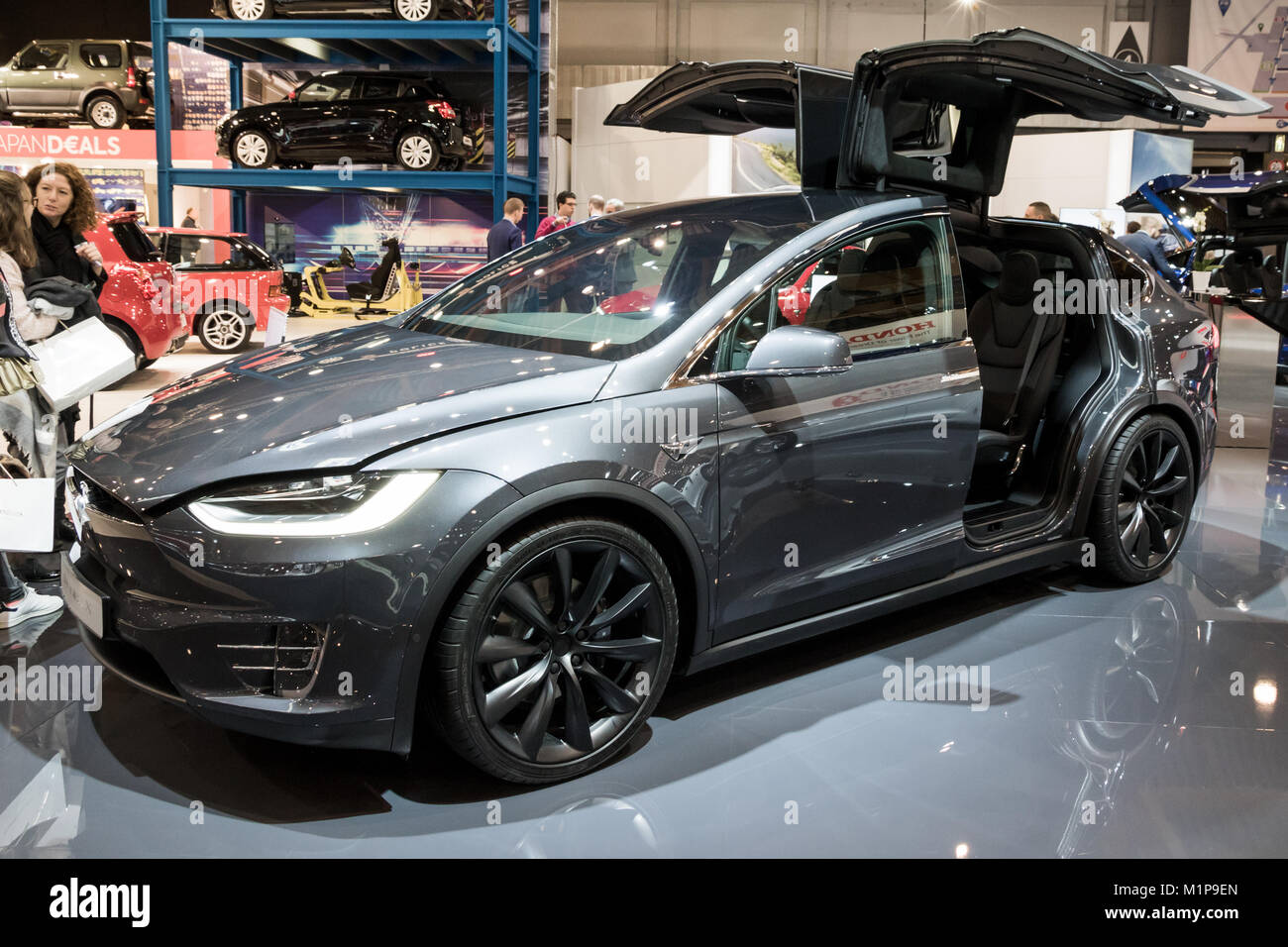 Bruxelles - Jan 10, 2018: Tesla Model X full-sized tutti elettrici lusso crossover SUV vettura mostrata a Bruxelles Motor Show. Foto Stock