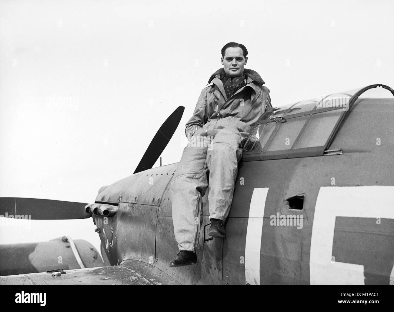 Gruppo capitano Sir Douglas Robert Steuart Bader, (1910 - 1982) Royal Air Force flying ace durante la Seconda Guerra Mondiale. Raffigurato seduto su un uragano, come comandante della No.242 Squadron dopo la Battaglia di Francia Foto Stock