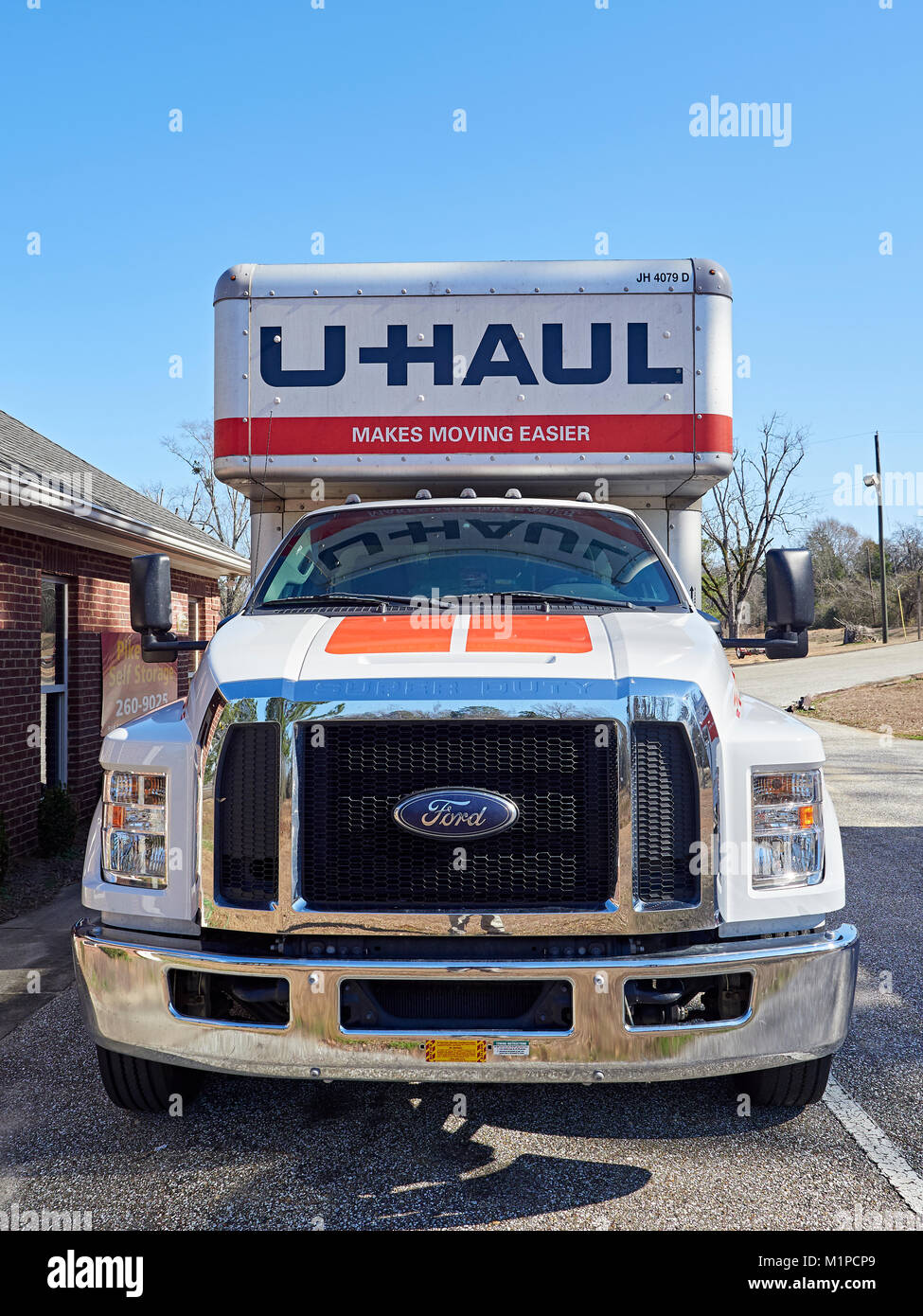 Parte anteriore del grande 26 piedi Uhaul noleggio carrello in movimento o di un furgone utilizzato per un auto si muovono a Montgomery in Alabama, Stati Uniti. Foto Stock