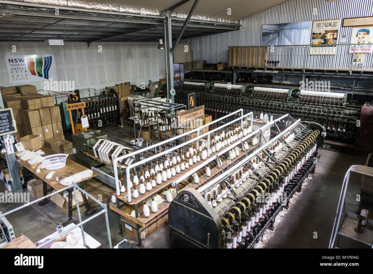 Un 1938 Prince-Smith Stills & lana Twister/solcare la macchina a Nundle Lanificio in Australia. Foto Stock