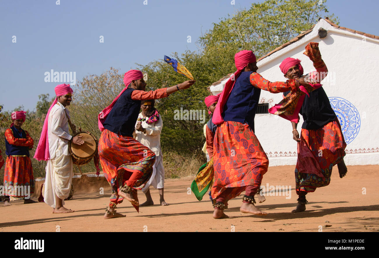 Ballerini tradizionali a Shilpgram Arts Festival, Rajasthan, India Foto Stock