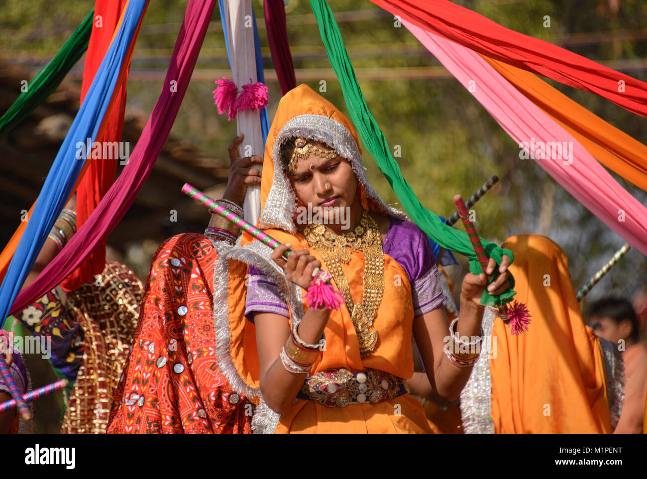 Dandiya ballo Folk Dance di Gujarat, Udaipur, Rajasthan, India Foto Stock