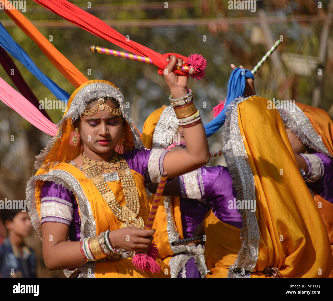 Dandiya ballo Folk Dance di Gujarat, Udaipur, Rajasthan, India Foto Stock