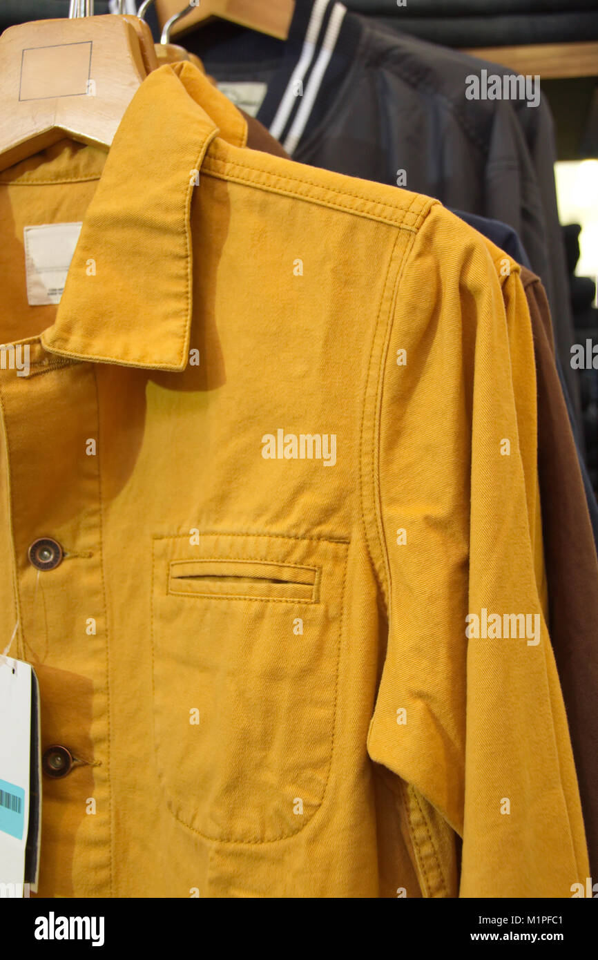 Chiuso giallo camicia nel centro commerciale per lo shopping Foto Stock