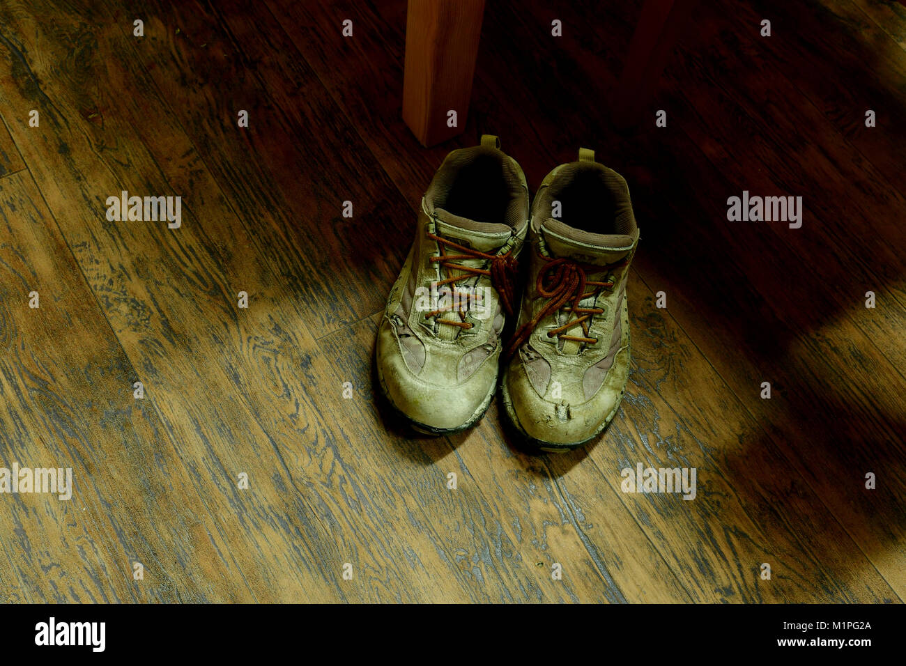 Old Dirty scarpe di sicurezza verso il basso sul pavimento in legno Foto Stock