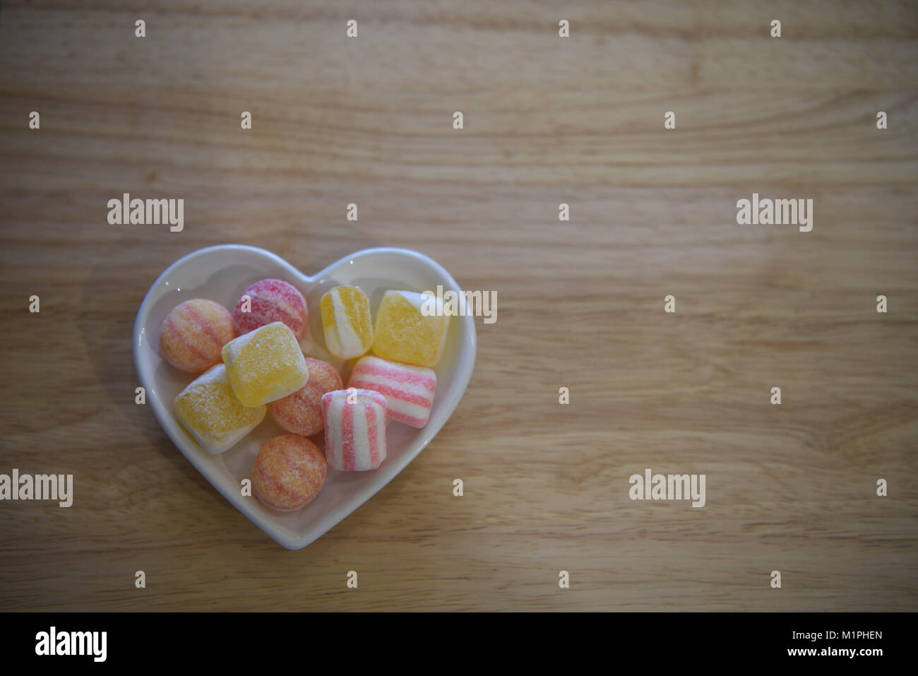 Il cibo con un tradizionale vecchio stile prelibatezze dolci o caramelle in colori pastello motivi striati e sapori di frutta chiamato Mix invernale e posto in un piatto di portata Foto Stock