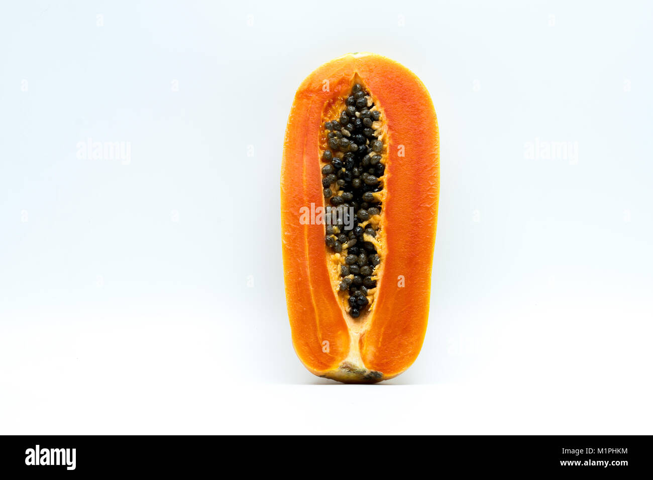 Metà della papaia matura la frutta con semi isolato su sfondo bianco con copia spazio. Fonte naturale di vitamina C, acido folico e sali minerali. Cibo sano per Foto Stock