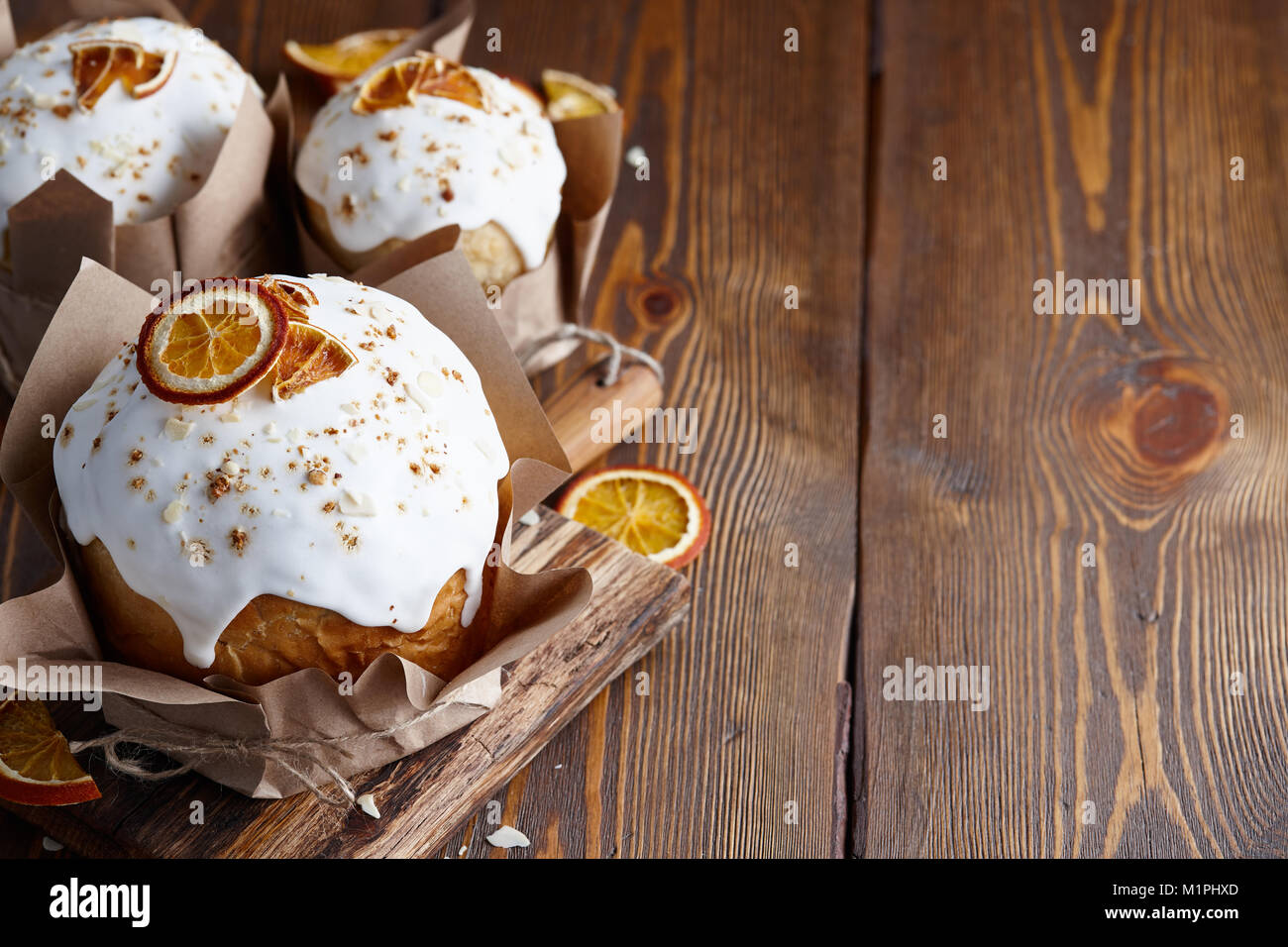 Torte di pasqua con frutta candita su tavole di legno Foto Stock