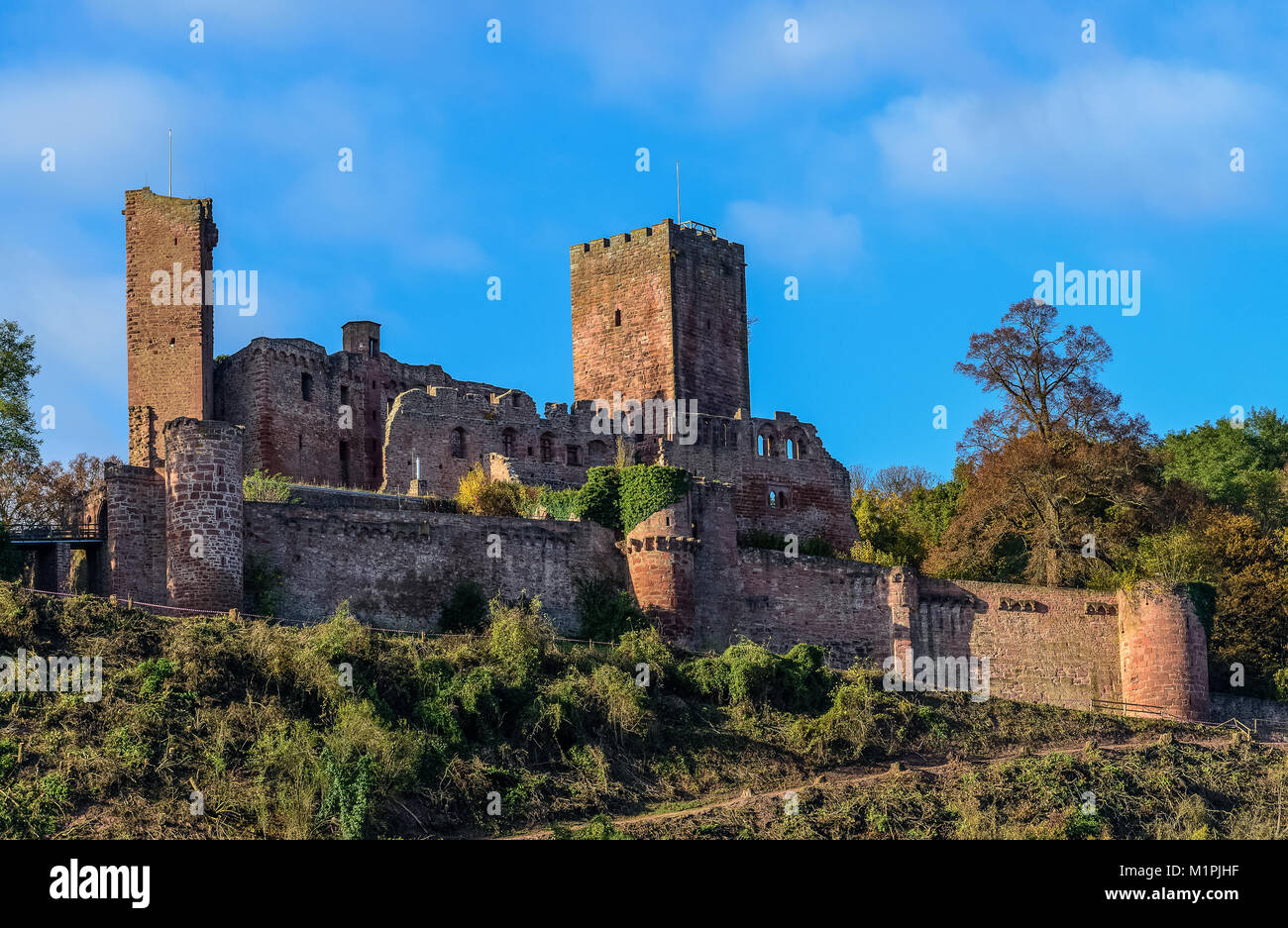 Colore immagine esterna della rovina del castello medievale / fortezza Henneburg, Wertheim, Germania, su una soleggiata giornata brillante in autunno / caduta con cielo blu Foto Stock