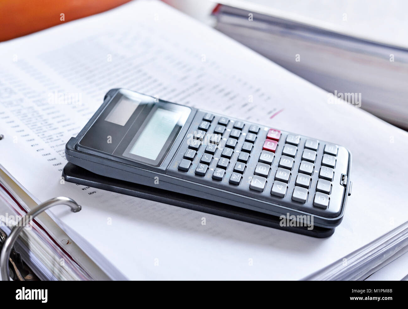La calcolatrice un documento scena, imposta o background matematico. Foto Stock