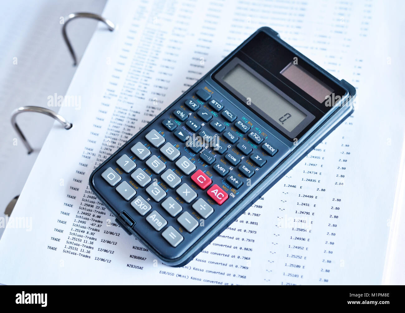 La calcolatrice un documento scena, imposta o background matematico. Foto Stock