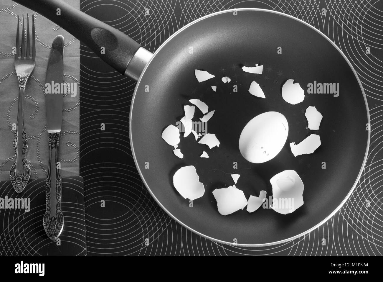 Uovo e shell in padella con forcella e knifeBreakfast di corso di laurea o dieta alimenti concetto . Foto Stock