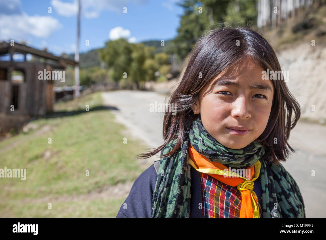 Bumthang, Bhutan. Giovane ragazza bhutanesi sul suo modo a casa da scuola. Chumey Valley, vicino Prakhar. Foto Stock
