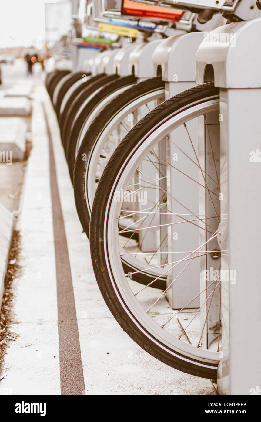 Bike-Share biciclette presso il centro cittadino di Denver, Colorado, Stati Uniti d'America. Questo particolare docking station è a pochi metri di distanza dalla stazione di unione. Foto Stock