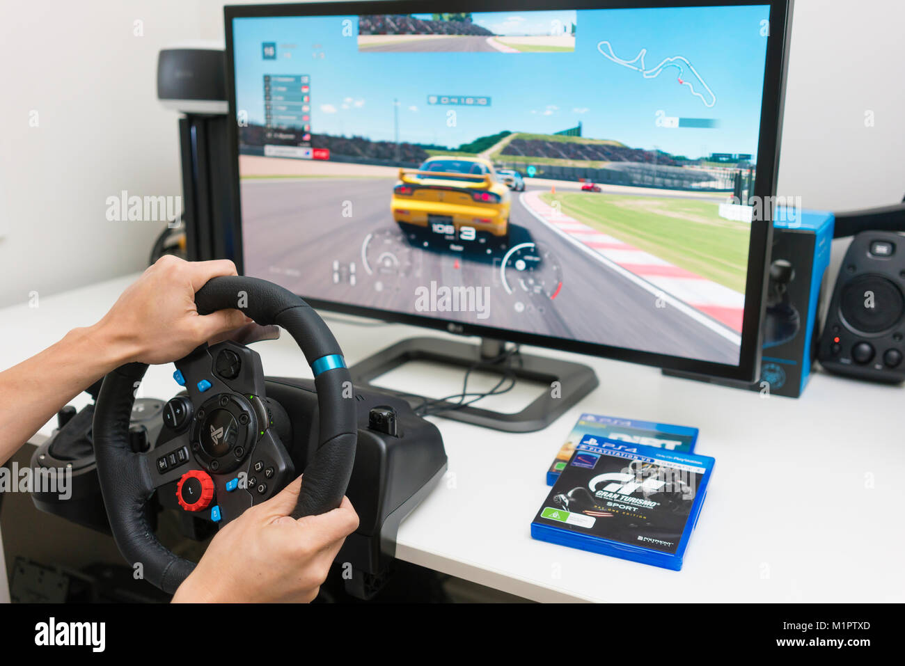 Riproduzione di video racing game a casa Foto Stock