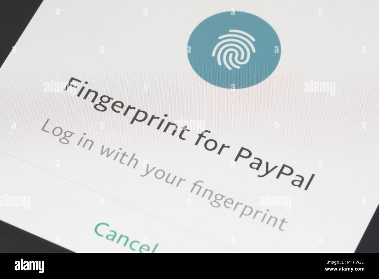 Con impronta digitale per accedere in PayPal app su uno smartphone Foto Stock